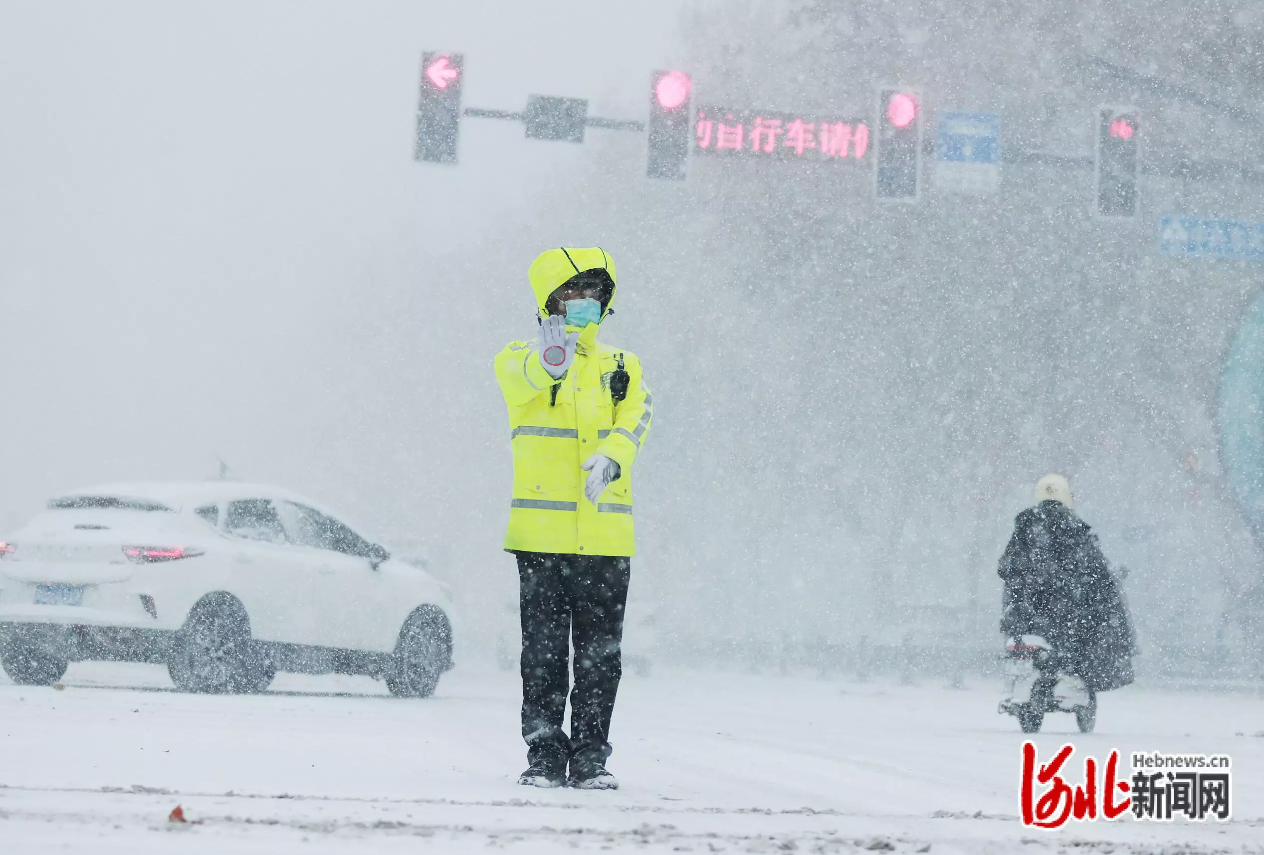 组图丨风雪中，致敬那些坚守的身影9岁女孩放学路上失踪，10年后在邻居家发现，父母哭到崩溃 第1张