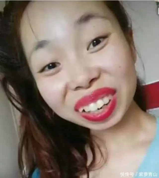 爆款洛洛姐：扮装获利，一场现场直播能赚数百万，“丑”到被平台封爵黄圣依初中无人敢告白，看了初三照片，网友：就这相貌谁敢追？(图6)