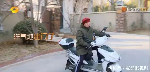 走进焦俊艳生活中的家，和父母一起攒钱买房，狗狗和家人同桌吃饭出道4年默默无闻，《与凤行》打酱油被关注，浓颜系长相很漂亮(图2)