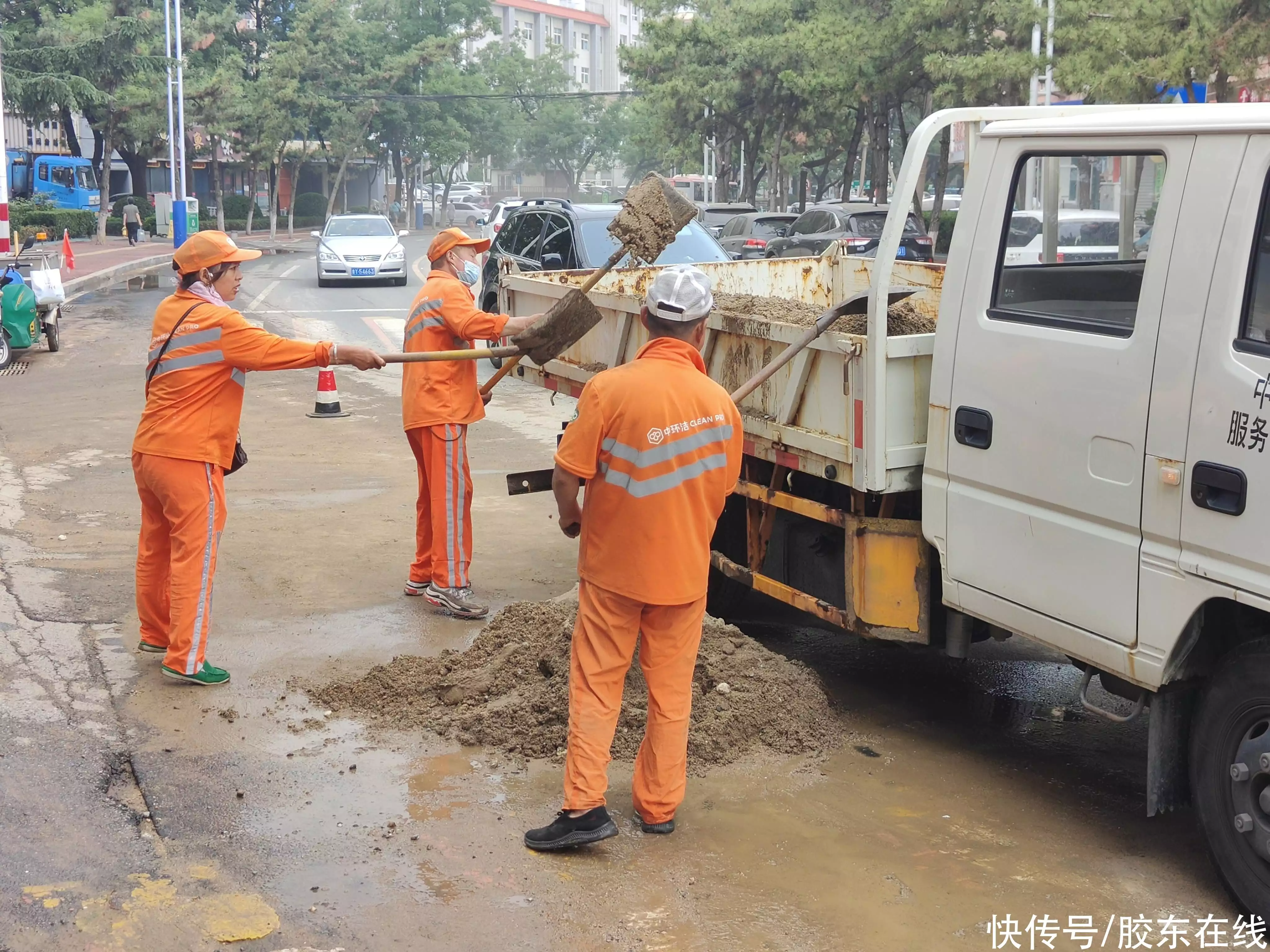 芝罘环卫雨后“排淤清黄”有保障