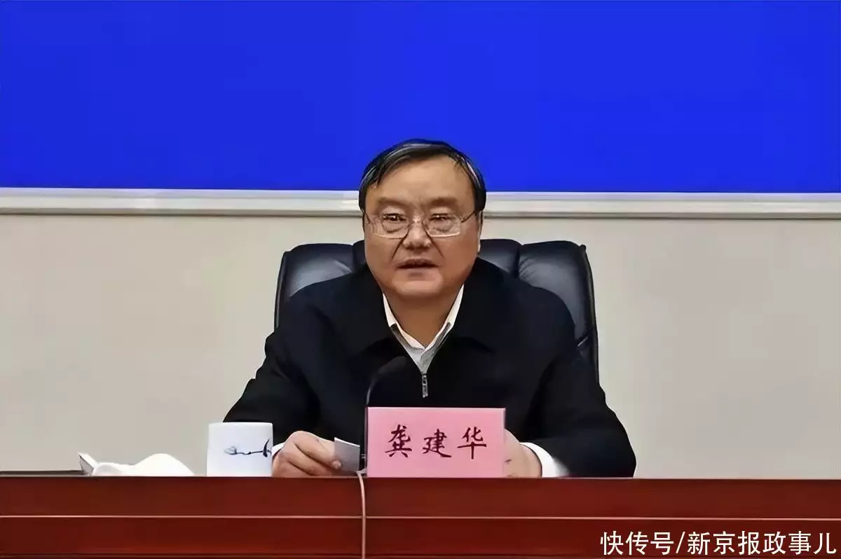 搞“七个有之”的龚建华，被“双开”清明上河图放大50倍后：树下的那个人，麻烦注意下形象！