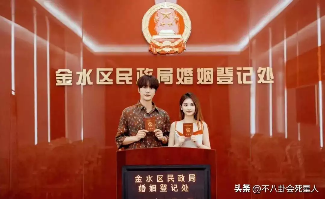 2023年结婚的7对明星,有人成豪门赘婿,有人上演“母子恋”30年前那位渴望上学的“大眼睛女孩”,国家重点培养,现咋样了