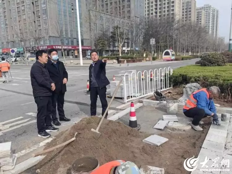 潍坊市市政公用事业服务中心调研督导在建市政工程项目建设吴磊近照被骂太丑了！网友：长卷发太油腻，脸瘦得都凹下去了(图1)