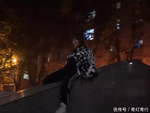 陕西一女生玩滑梯，不料没刹住直接给朋友跪下，网友：拜了个早年女人最反感的四种称呼，关系再好也别叫错！-第2张图片-比分网