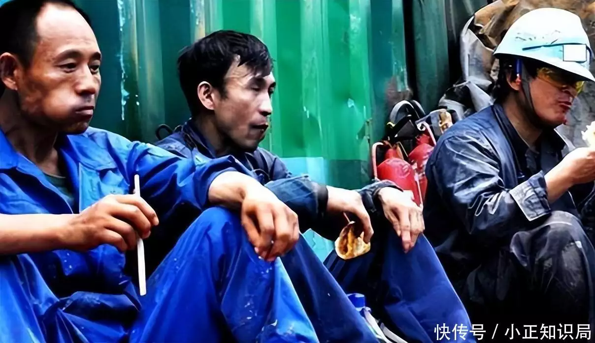 居民凑70块供他创业者,赚百亿元后开飞机Axat,给老人发千万提成当年红遍网络回家了的犀利哥如今又开始了流浪者(图5) 居民凑70块供他创业者,赚百亿元后开飞机Axat,给老人发千万提成当年红遍网络回家了的犀利哥如今又开始了流浪者(图5)