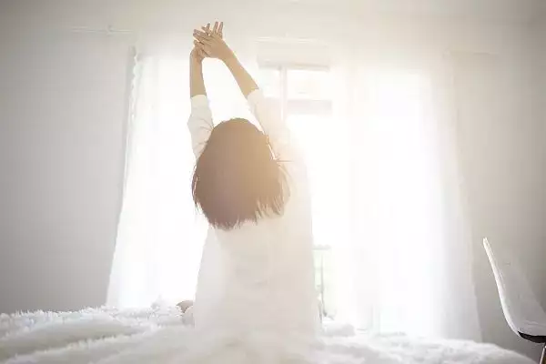 月入超10万人群更容易“倒头就睡”，女性比男性更难入睡…谁在熬夜？《漫长的季节》：龚彪至死不知，终身不育的黄丽茹比沈墨更残忍（倒头就睡是身体不好吗?）