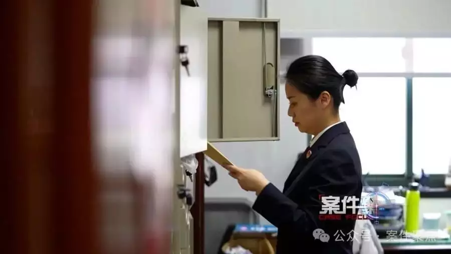 一场现场直播元老红包百万,主持人再把钱还给元老,这是什么操作?黄圣依高中无人敢告白,看了初二照片,网友:就这相貌谁敢追?(图9) 一场现场直播元老红包百万,主持人再把钱还给元老,这是什么操作?黄圣依高中无人敢告白,看了初二照片,网友:就这相貌谁敢追?(图9)