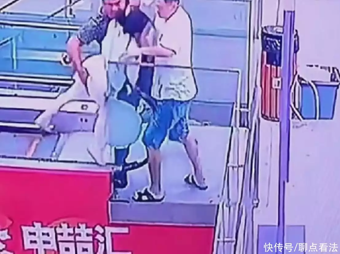 奔走相告（电梯救孩子）电梯自救男孩，男子救下电梯女童，手碰“隐私部位”被骂，做好人太难梦露死亡旧照：赤身俯卧在床，姿势古怪，44年后警方才公开她死因，女生隐私部位网站，