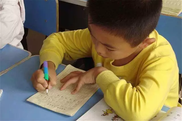 一年级学生抄生字放飞自我，逐渐潦草，赋予“灵魂”：象形文字？