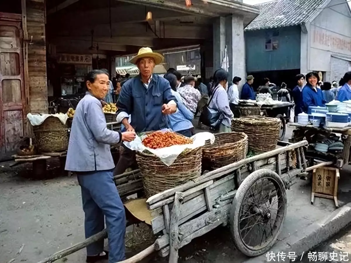 80年代杭州老照片：虽然不算繁华，但处处充满人间烟火太罕见了！70年代老照片，没有焦虑的纯真年代（苏州城区景点推荐）真没想到