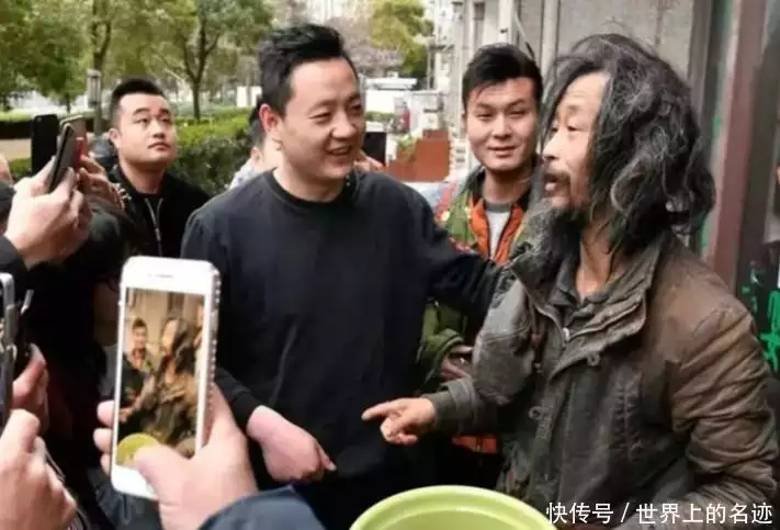 “流浪大师”沈巍：现场直播露宿年赚200万，丘壳后却将钱全部捐掉？当年他用1400张照片，毁掉刘嘉玲、谢霆锋和谢霆锋，现在怎么样了(图10)