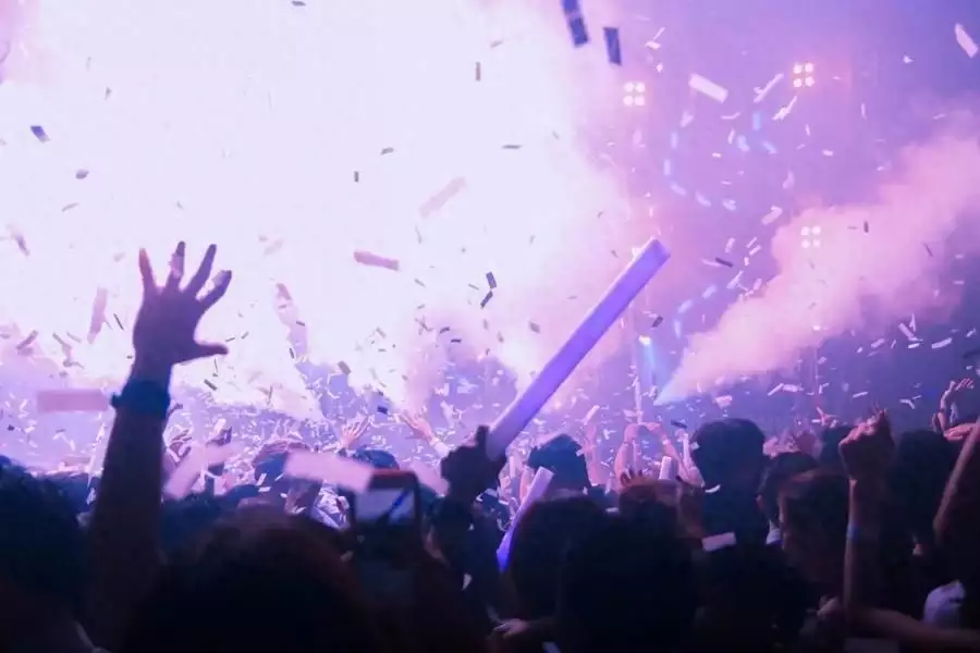 押50赚400还能免费看演出？音乐会义工召募拳法多！曾被千万人告白“我等你长大”，如今她27岁长出这样，网友：辞别了