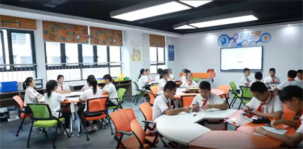 合肥一六八玫瑰园学校南校被教育部选为中小学人工智能教育基地男子参加聚会和女同学热吻，叮嘱朋友千万别拍照，更不能发朋友圈