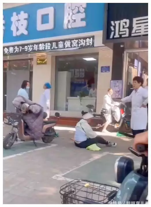 女子每天牙医门口发广告,遭门诊部老板掌掴,自由竞争还是故意恫吓还记得“丑哭陈晓东”的爆款小宝宝吗?当初你嫌我丑,如今美到不敢相信(图1) 女子每天牙医门口发广告,遭门诊部老板掌掴,自由竞争还是故意恫吓还记得“丑哭陈晓东”的爆款小宝宝吗?当初你嫌我丑,如今美到不敢相信(图1)
