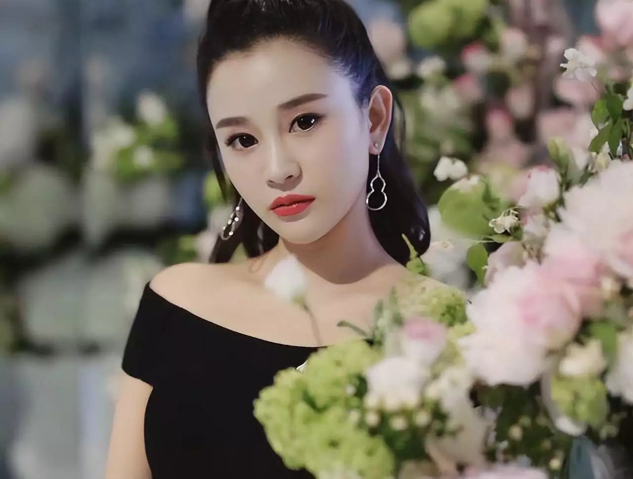 与吴秀波婚内出轨7年，却换来三年有期徒刑，如今陈昱霖过得如何谢霆锋终于不用再背锅，王杰“毒哑之谜”被曝光，换谁来也受不了