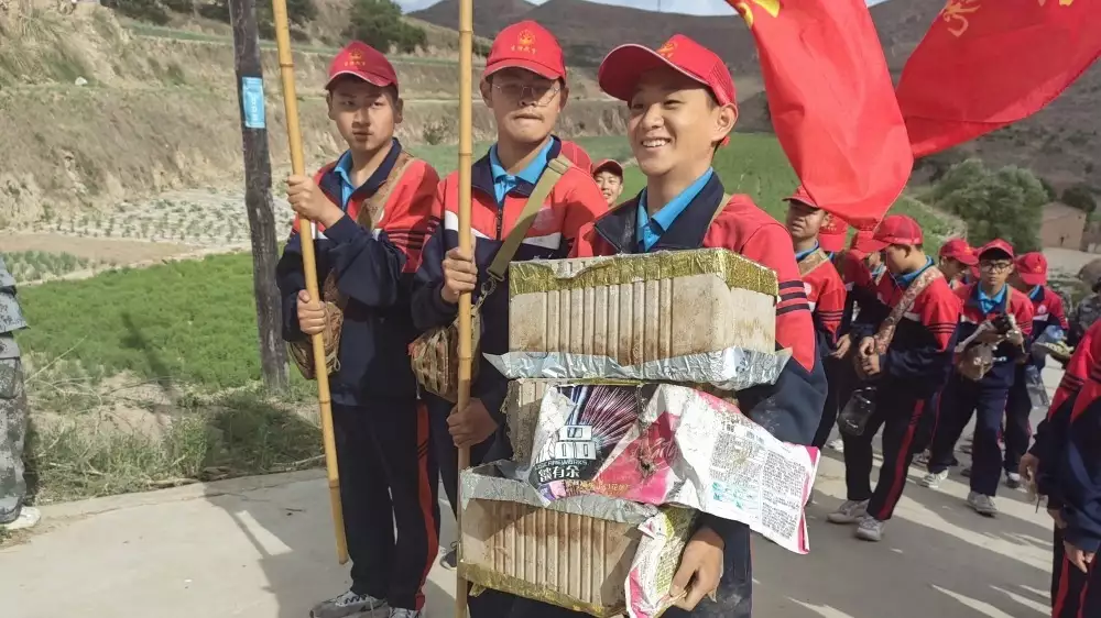 李锋教育夏令营第四天：甘当环卫工 体验山村生活的苦与不易