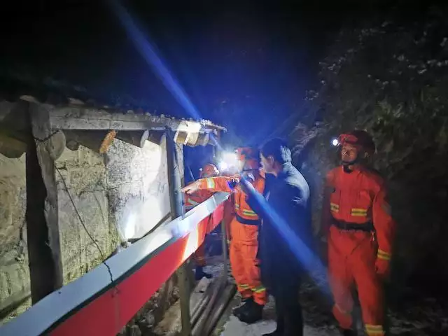 余震百余次 村民彻夜在屋外烤火避险（菲律宾政坛地震） 第3张