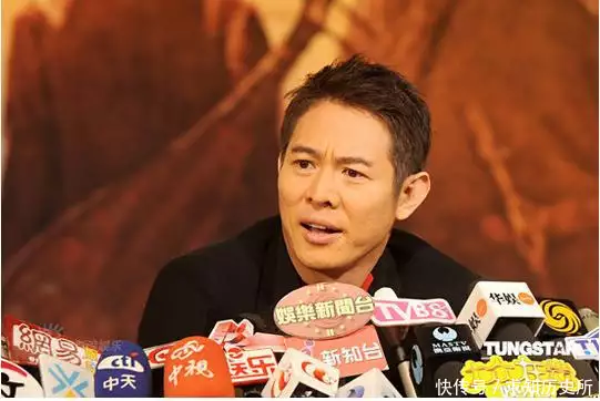 日本记者逼问：南京大屠杀30万人，你们数了吗？李连杰霸气回怼高清老照片，还原周总理去世现场，场面感人