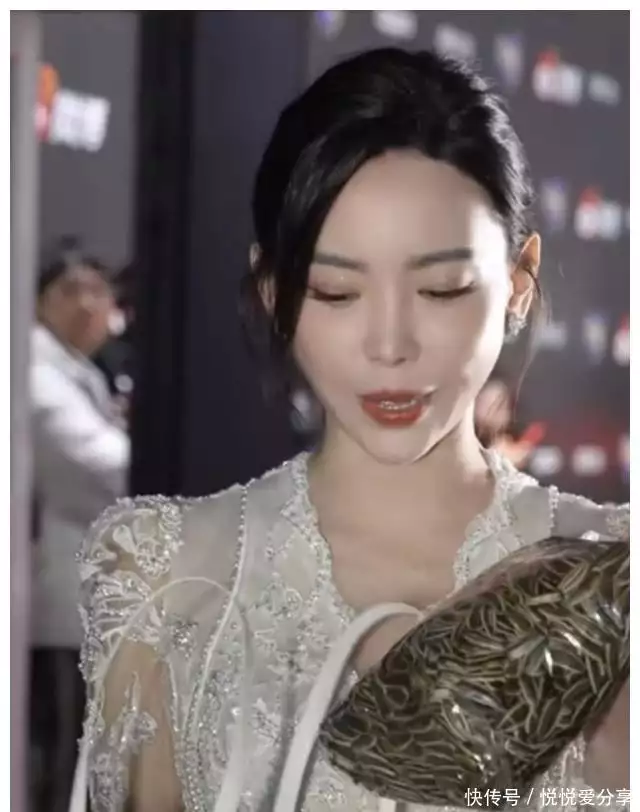 张凌赫送礼被嘲笑,据称一毛不花,送二手货,比田曦薇还吝啬“三人常来串,家败人丁散”,三种人上门拜访,不是好兆头 张凌赫送礼被嘲笑,据称一毛不花,送二手货,比田曦薇还吝啬“三人常来串,家败人丁散”,三种人上门拜访,不是好兆头