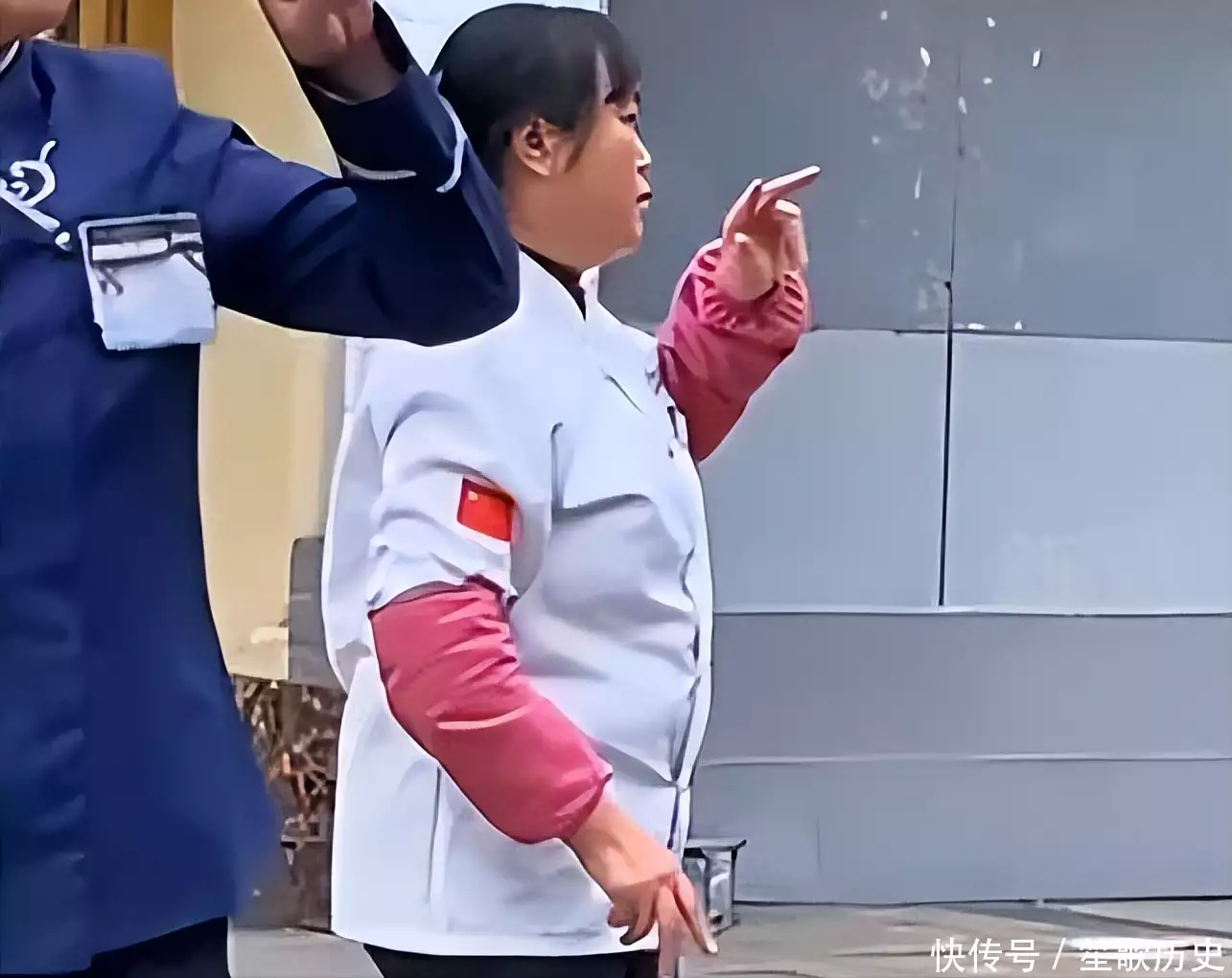 老板要求每天上班前唱歌,大妈跳得一脸生无以恋:为什么要唱歌?秦岚有Saulx?沙朗通长得漂亮被女生紧追不舍,小陶虹:追她的人太多了!(图5) 老板要求每天上班前唱歌,大妈跳得一脸生无以恋:为什么要唱歌?秦岚有Saulx?沙朗通长得漂亮被女生紧追不舍,小陶虹:追她的人太多了!(图5)