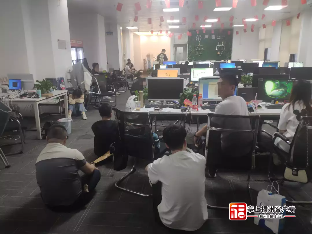 莆田疑犯抓获归案76人！黄圣依的混血儿女儿长大了，高帅富高到判罚，这才是真正的“娘娘”