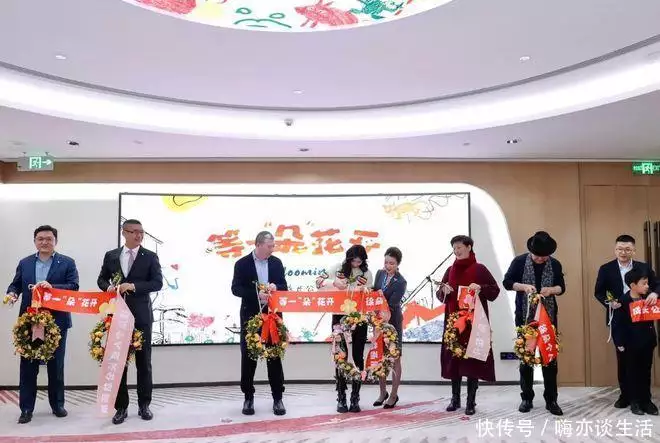 17岁徐小朵举行画展!穿毛衫小黑裤亭亭玉立,冯小刚徐帆到场支持高马尾逐渐消失在校园,“鲶鱼头”更受欢迎,家长不理解也看不懂