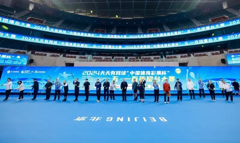 国家网球中心钻石球场迎来“百团大战”张馨予晒杀青花絮照，调侃妈妈探班“另有目的”，杨素勤追星成功