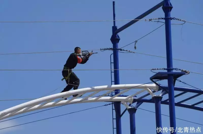 “警察老师”帮组建的黔西南青少年足球队来京比赛 支教民警偷看 ：“孩子们长大了”大学情侣食堂当众“喂奶”？不雅视频曝光后，网友：底线在哪儿