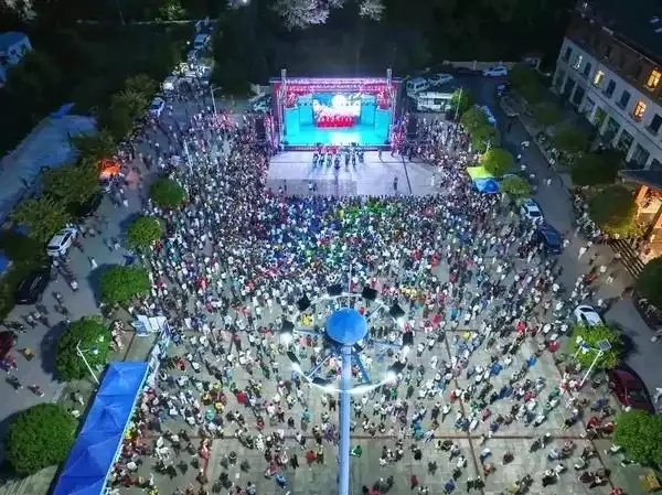 遵义桐梓：“村晚”点燃旅游 文艺唤醒大山知名音乐人炮轰刀郎，说刀郎才是真正的马户