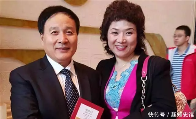 上海富豪跳楼自杀身亡,妻子继承70亿遗产,16年狂赚310亿,至今单身陈凯歌为爱女购置240凯悦车,自己却穿百元衬衫,老婆全黑也显气质(图11) 上海富豪跳楼自杀身亡,妻子继承70亿遗产,16年狂赚310亿,至今单身陈凯歌为爱女购置240凯悦车,自己却穿百元衬衫,老婆全黑也显气质(图11)