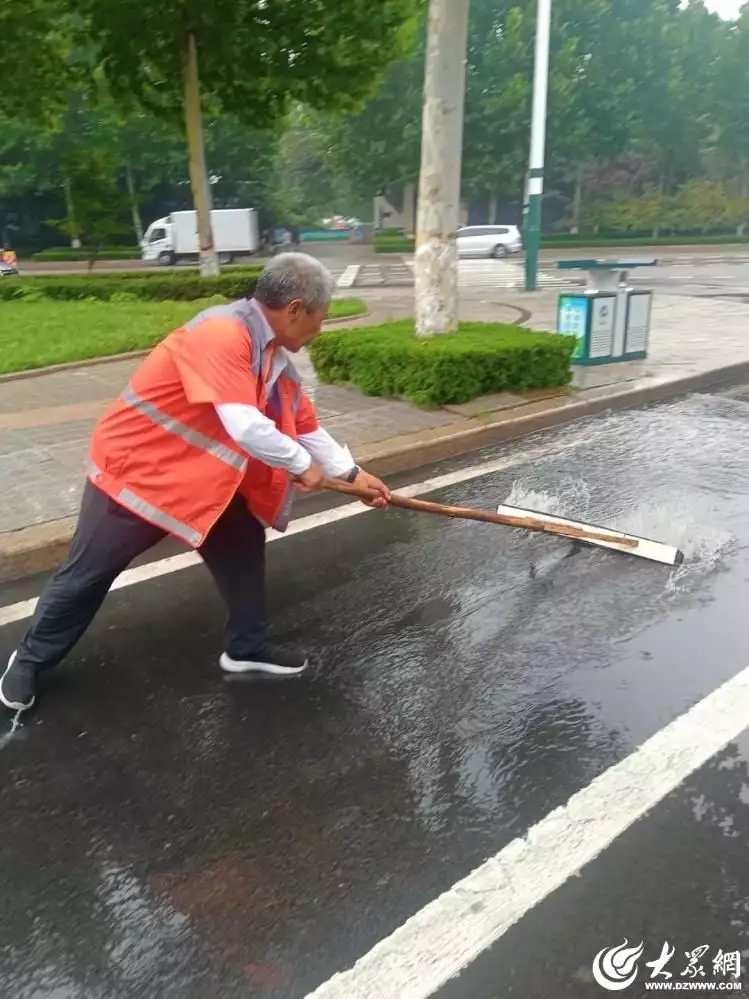 应对暴雨，潍坊市园林环卫服务中心雨前准备中