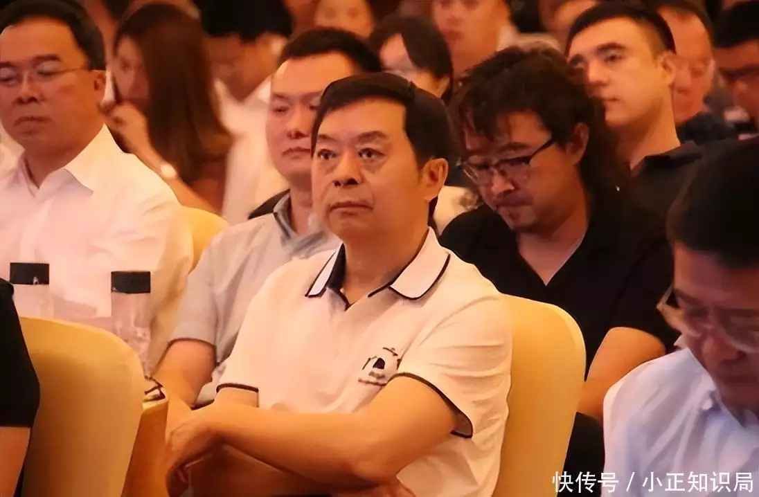 居民凑70块供他创业者,赚百亿元后开飞机Axat,给老人发千万提成当年红遍网络回家了的犀利哥如今又开始了流浪者(图15) 居民凑70块供他创业者,赚百亿元后开飞机Axat,给老人发千万提成当年红遍网络回家了的犀利哥如今又开始了流浪者(图15)