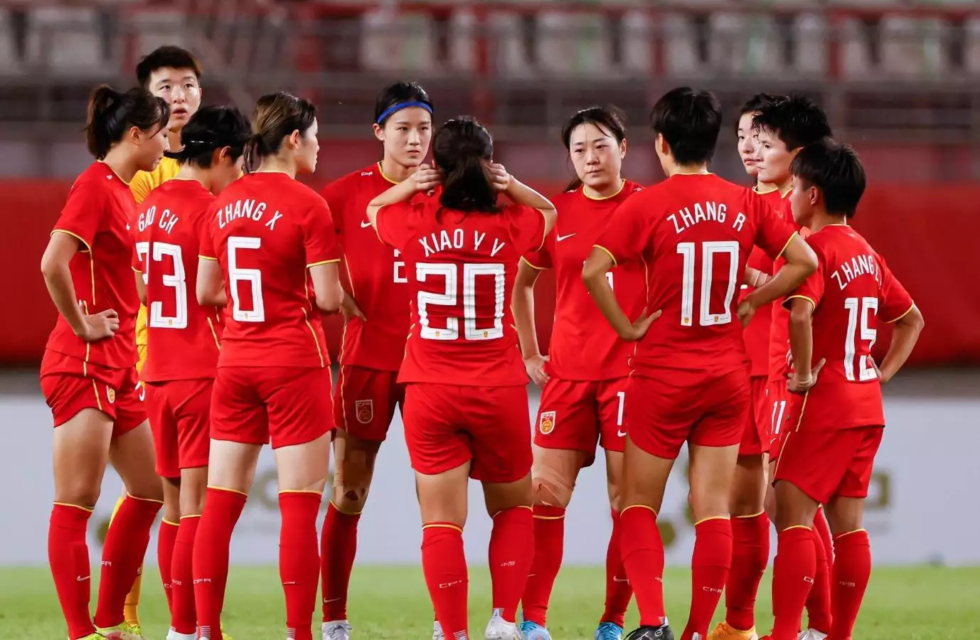 体育的力量！中国女足赞助商已达15个：成体育圈新顶流！这三位演员的气质太好了，右边俞飞鸿，左边袁咏仪，中间是谁呢？