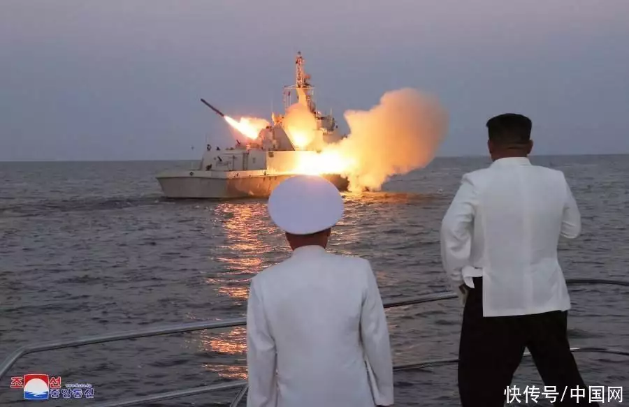 North Korea announced that Kim Jong -un inspected the navy's observation missile launch training and broadcast article