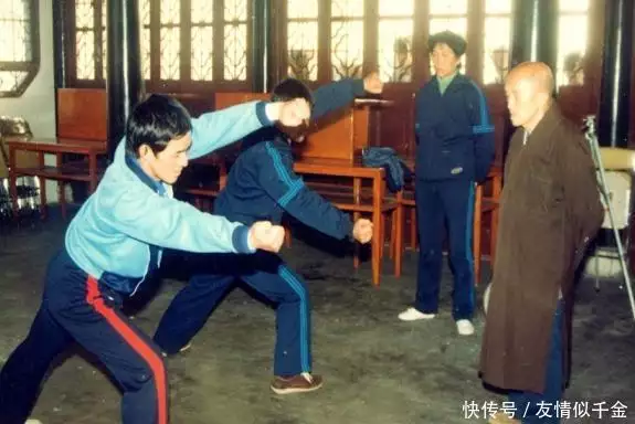 誉满神州的海灯法师老照片：亲自指导部队训练，成名照却另有隐情90年代，年轻时周星驰和张敏的合影，肩挨肩就像一对热恋的小情侣