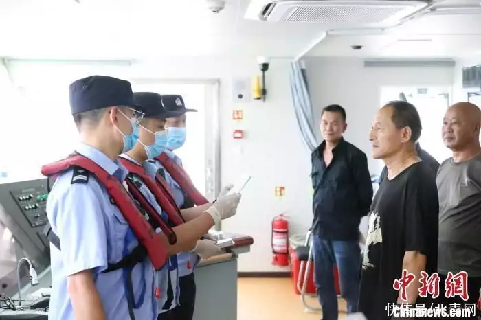 8月26日,宁德边检站移民管理警察对船员进行认证对照。张文奎 摄6月以来