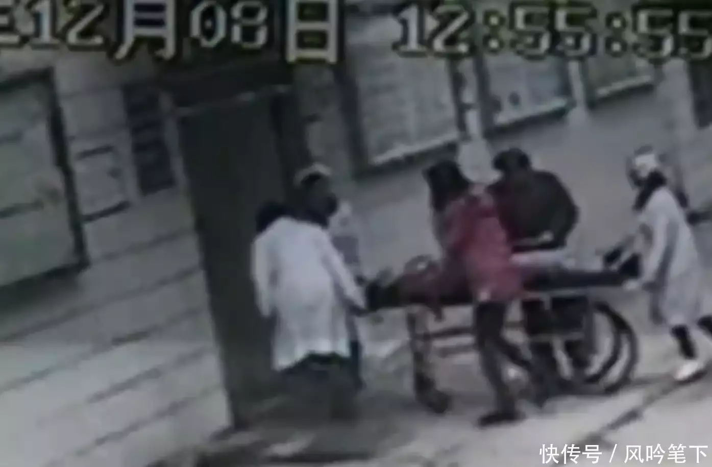 2015年,湖南女大学生当街产子,不料丈夫竟是50岁流浪汉,母亲崩溃无下限卖假货不买就骂人！吃相难看的带货明星，惨被官媒罚近百万