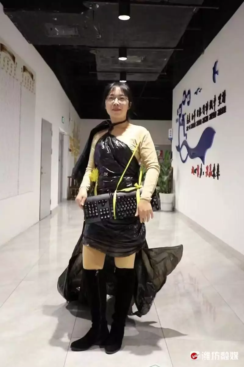 环保时装秀 走出不一样的风采爸爸给孩子取名“宇凡”，护士手误多加一笔，妈妈大喜：不改了插图