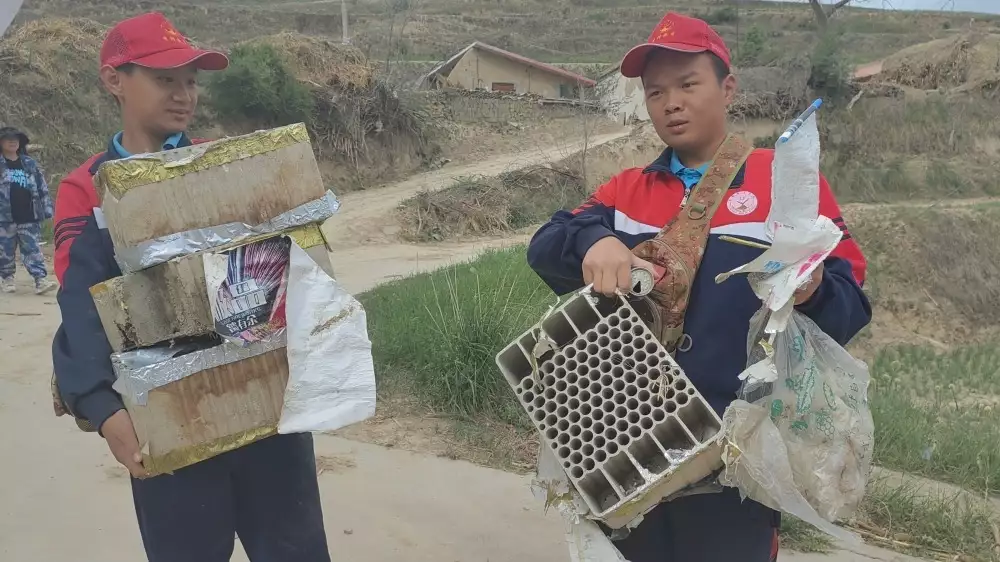 李锋教育夏令营第四天：甘当环卫工 体验山村生活的苦与不易