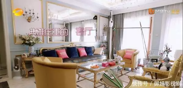 走进焦俊艳生活中的家，和父母一起攒钱买房，狗狗和家人同桌吃饭出道4年默默无闻，《与凤行》打酱油被关注，浓颜系长相很漂亮(图4)