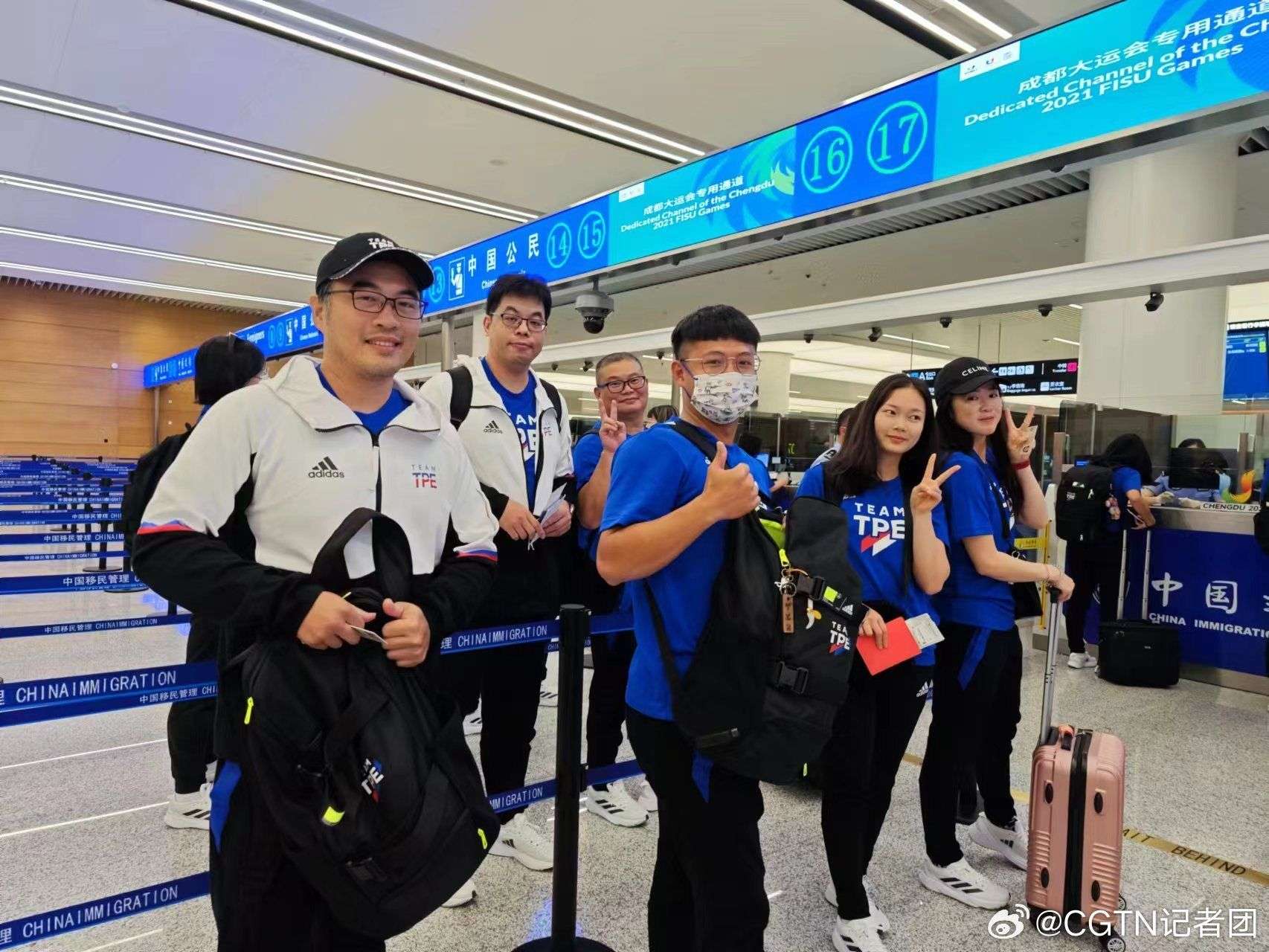 “欢迎来到成都！” 7月17日傍晚，成都第31届世界大学生夏季运动会首批代表团成员抵达成都天府国际机场。