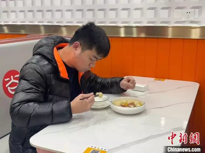 探访武汉“机器人餐厅”：满足消费者多元需求“一尿成名”任素汐：上半身是平凡，下半身是贪婪，又丑又性感（武汉机器人餐厅在哪里）