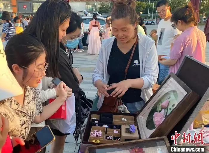 江苏扬州“非遗夜市”开市 点亮城市“夜经济”周迅半裸人体模特画曝光，一幅卖184万！ 第3张