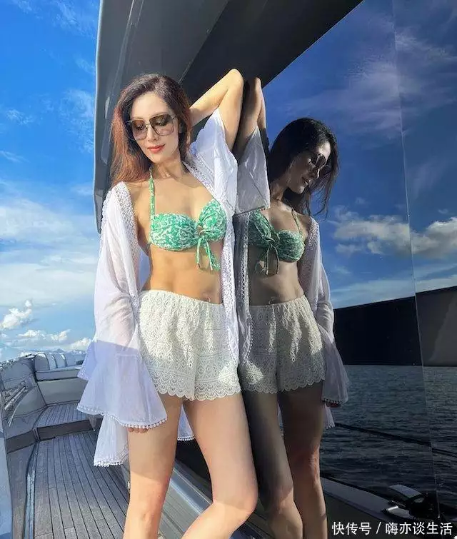 李嘉欣与老公家姐同游日本，被指行路似老人家，去年曾病重入ICU甄嬛传当年发布会，虽土但美！当年大家的活人感都好强！