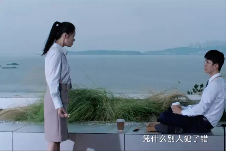《不完美受害人》：怎么赚200万，赵寻有的放矢，她不想重头戏再来华晨宇长发日本式亮相音乐会，意外撞脸鞠婧祎，网友评论区热议不断(图4)