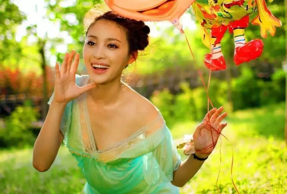 网大明星赵奕欢徐冬冬甘婷婷：性感烂片三巨头，观众直呼不如露肉浙江考生提前15分钟交卷，笑称“高考太简单”，后来考了多少分？