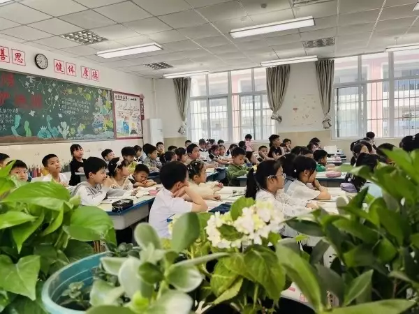 肥东县东方之星幼教集团总园开展“参观小学”幼小衔接主题活动孙俪改头换面露出额头自然且自信，反倒接地气，穿皮裙老气横秋！