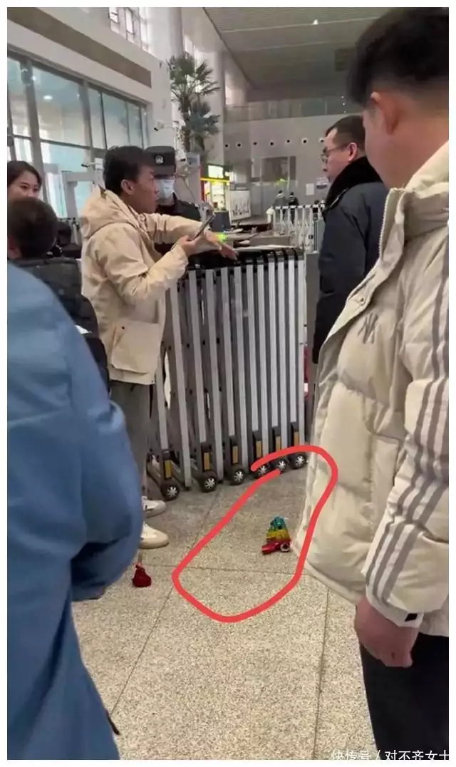 带儿童玩具枪上高铁被安检员拦下，男子愤怒踩碎玩具枪引争议朱元璋的死敌，死后成了韩国人的祖先，每年韩国人组队来中国祭拜