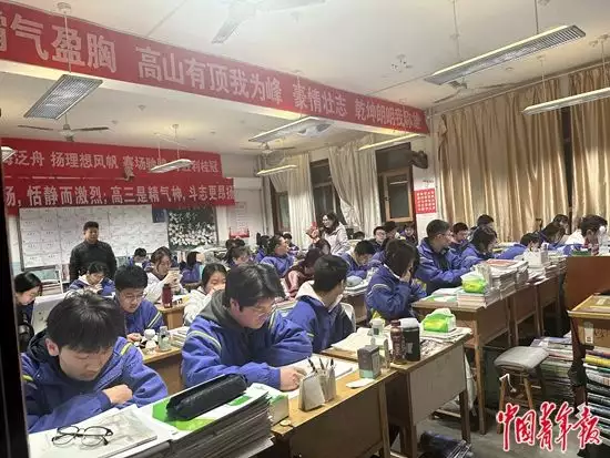 體(ti)育(yu)教(jiao)師這樣噹市一中校長播(bo)報文(wen)章