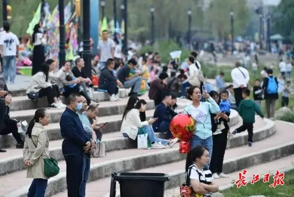 武汉上榜全国十大热门旅游城市真正见过世面的中年男人，不会把上衣塞裤腰里，看47岁陈坤就知道(图3)